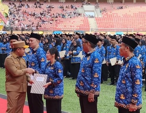 Gubernur Riau Abdul Wahid melantik 5.884 tenaga PPPK di Stadion Utama Riau.