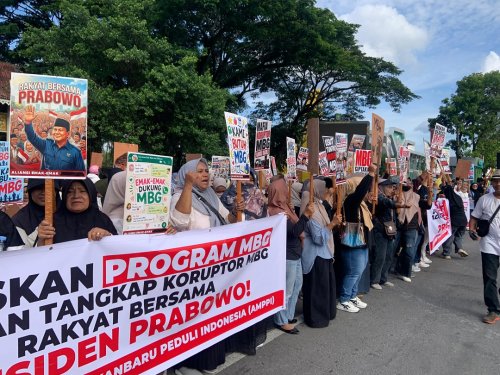 Sekelompok emak-emak di Pekanbaru demo minta MBG dilanjutkan.(foto: meri/halloriau.com)