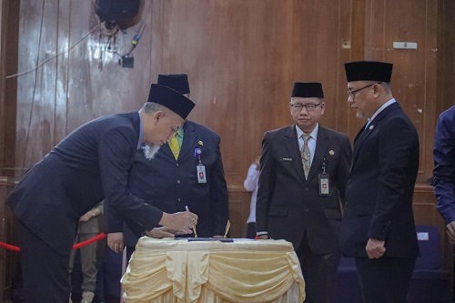 Walikota Dumai, H Paisal menandatangani SK Pelantikan Sekda Dumai di Gedung Pendopo Jalan Putri Tujuh Dumai.(foto: bambang/halloriau.com)