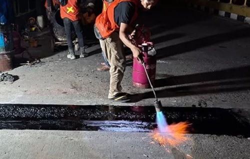 Dinas PUPR Riau perbaiki sambungan Jembatan Siak I.(foto: riaupos.co)