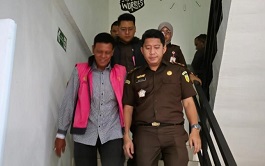Mantan Ketua DPRD Kuansing periode 2009-2014, Muslim pakai rompi orange usai ditahan Kejari Kuansing.(foto: ultra/halloriau.com)