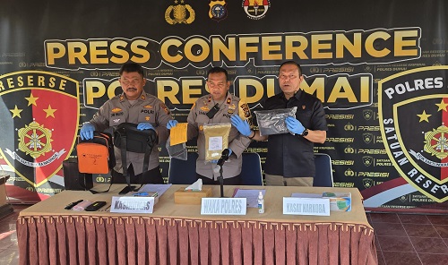 Wakapolres Dumai, Kompol Rahmat Syah SKom SIK MIK saat memimpin ekspos pengungkapan kasus narkoba di Mapolres Dumai.(foto: bambang/halloriau.com)