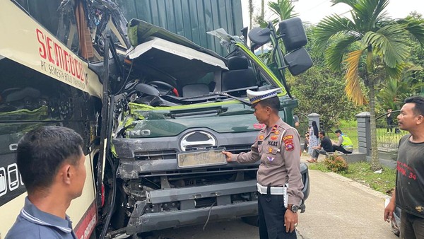 Bus Sembodo ringsek tabrakan dengan truk di Sijunjung, Sumbar (foto/int)