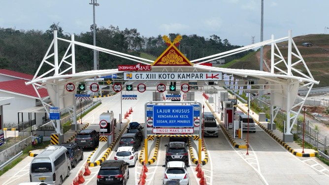 Hampir setengah juta kendaraan melintasi Tol Trans Sumatera selama libur panjang kemarin (foto/Rivo)