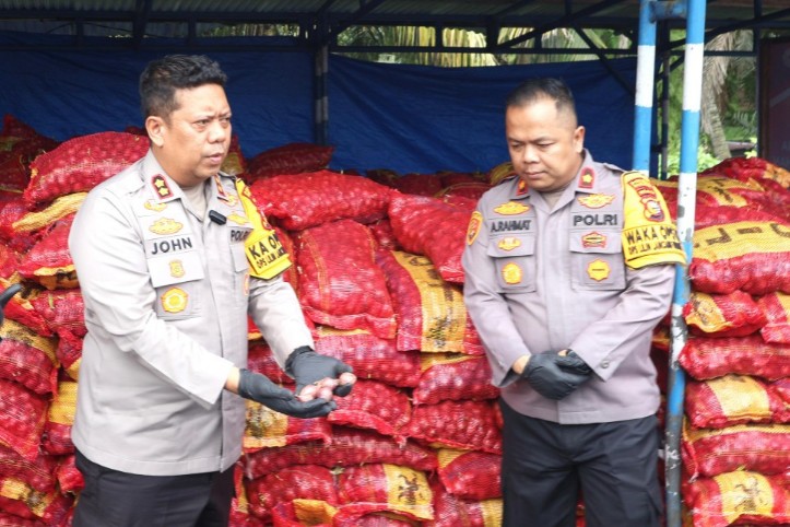 Kapolres Pelalawan, AKBP John Louis Letedara didampingi Kasat Pol Airud Polres Pelalawan, AKP  Mardani (foto/Amdy)