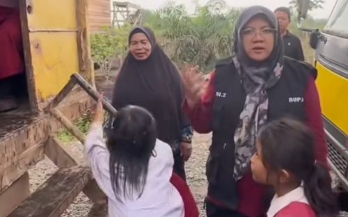 Bupati Siak, Afni saat meninjau masyarakat di Desa Mungkal.(foto: int)