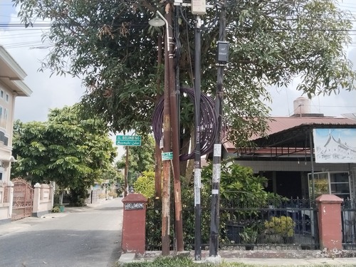 Kabel fiber optik yang semrawut yang meresahkan warga. (Foto: Mimi Purwanti)