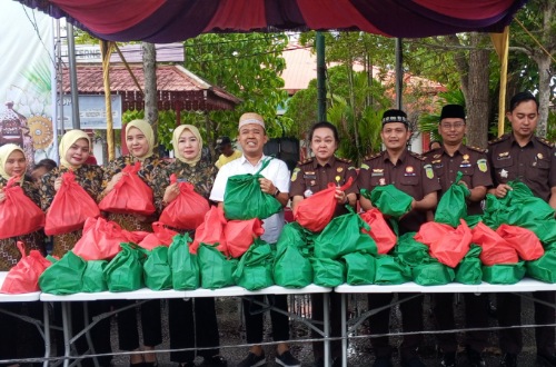 Kejari Rohil bagikan 500 paket takjil untuk warga bagansiapiapi.(foto: afrizal/halloriau.com)