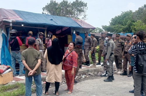 Satpol PP Rohil tertibkan warung PKL.(foto: afrizal/halloriau.com)