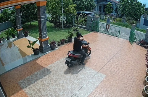 Anak korban terekam cctv sempat datang ke rumah korban saat kejadian.(tangkapan layar cctv/int)
