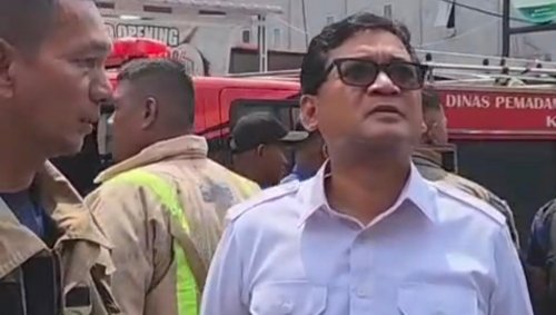 Ketua Fraksi NasDem DPRD Kota Pekanbaru, Aidhil Nur Putra tinjau kebakaran di Jalan Jenderal Pekanbaru.(foto: mimi/halloriau.com)