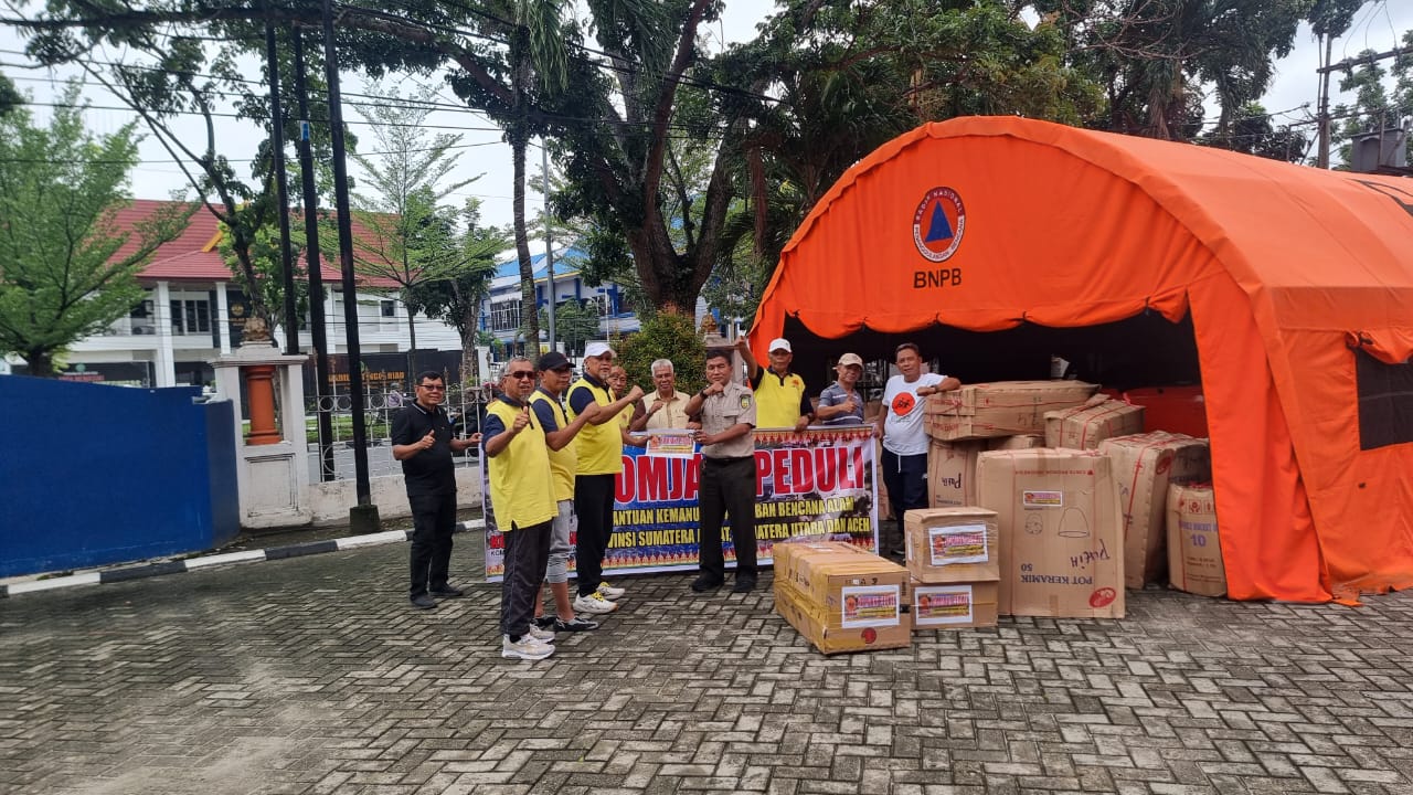 Ketua Umum Komjaki Riau, Sufian, didampingi Wakil Ketua Umum Fauzi Gaus, Sekretaris Umum Puernawan, Bendahara Umum Afrizon dan lainnya menyerahkan bantuan melalui BPBD Riau, Senin (15/12/2025). Foto Ist