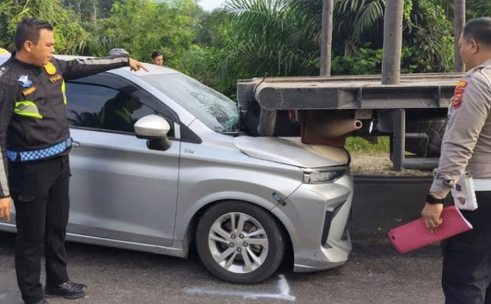 Pelajar SMA menewas tabrakan dengan truk kayu di Jalintim Pelalawan (foto/ist)