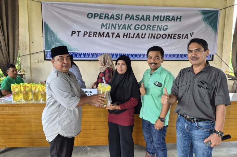 PT PHI Langgam gelar operasi pasar murah minyak goreng ke warga (foto/Andy)