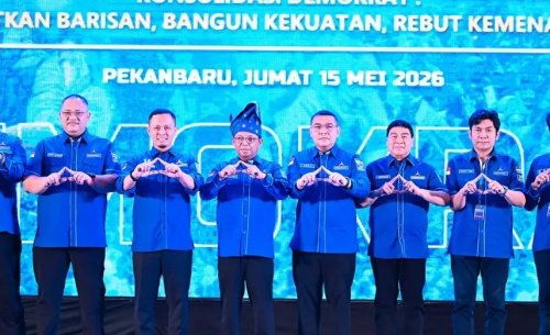 Anggota DPR RI, Achmad (dua kanan) ucapkan selamat atas terpilihnya kembali Agung Nugroho pimpin Demokrat Riau (foto/ist)