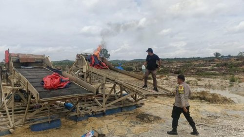 Polisi musnahkan alat untuk penambangan ilegal di Kuantan Mudik.(ilustrasi/int)