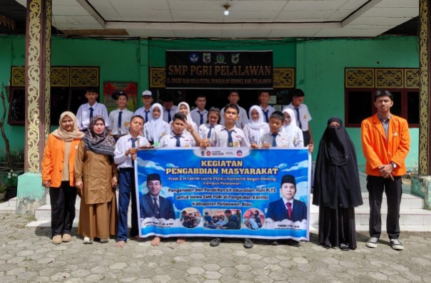 Dosen Teknik Listrik Politeknik Negeri Padang (PNP) Kampus Pelalawan melakukan pengabdian masyarakat di SMP PGRI (foto/Andy)