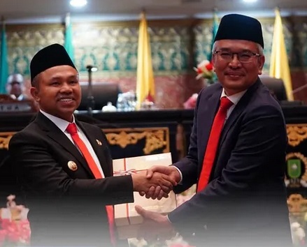Gubernur Riau Abdul Wahid (kiri) menerima Laporan Hasil Pemeriksaan (LHP) atas Laporan Keuangan Pemerintah Provinsi Riau Tahun Anggaran 2024. Penyerahan berlangsung pada Senin, 2 Juni 2025, di Ruang Rapat Paripurna DPRD Provinsi Riau.
