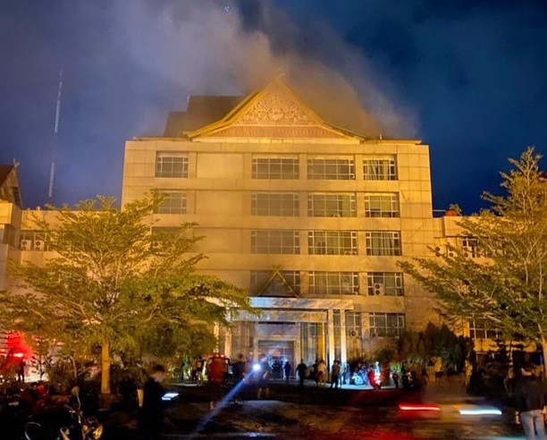 Kantor Bupati Inhil terbakar tadi malam.(foto: riaupos.co)