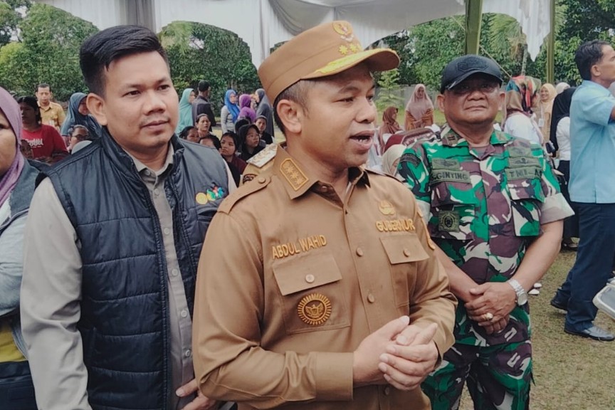 Direktur PT RPB, Ade Putra (kiri) bersama Gubernur Riau, Abdul Wahid saat menggelar pasar pangan murah (foto/ist) 
