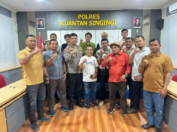 Jon Hendri, Ketua FSPMI Kuantan Singingi bersama para pihak di Polres Kuansing (foto/ultra)
