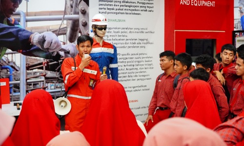 Siswa SMA IT Abdurrab Pekanbaru bersama perwakilan guru melakukan kunjungan industri ke PT KPI Unit Dumai, Selasa (19/9/2023).(foto: bambang/halloriau.com)
