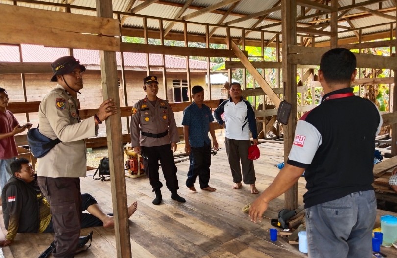 TPS di Pangkalan Terap yang terendam banjir dipindahkan ke salah satu rumah warga yang belum siap (foto/andi)
