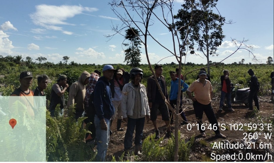 Saat warga turun ke lokasi tapal batas antara Desa Pasir Emas - Desa Rambaian (foto/Ayendra)