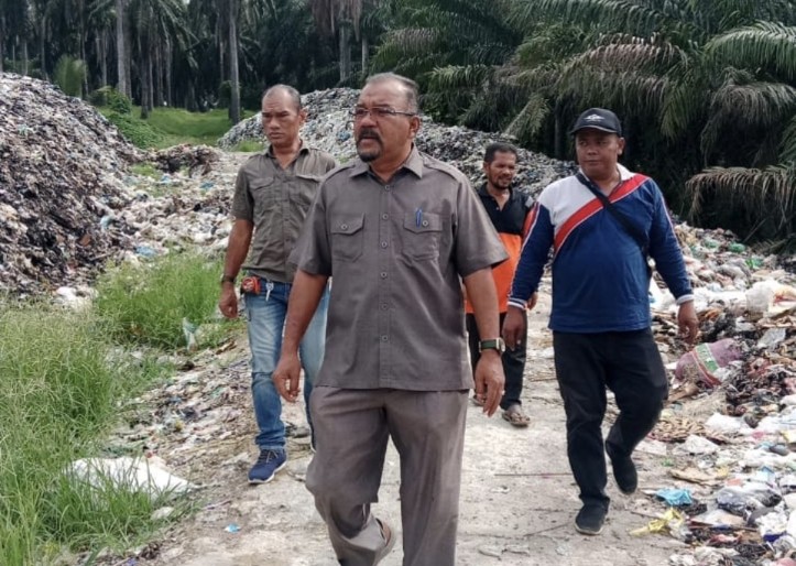 Kadis LH Rohil, Suwandi tinjau langsung pengelolaan sampah di Bagan Batu (foto/Afrizal)