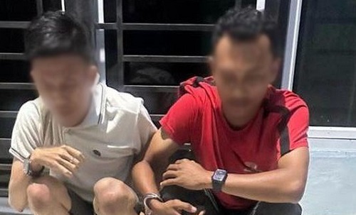 Dua tersangka jaringan narkoba internasional Malaysia-Indonesia saat diamankan Bareskrim Polri di perairan Bengkalis.(foto: detik.com) 