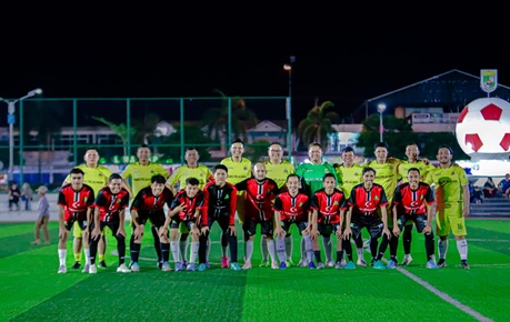 Laga persahabatan Kabaras FC vs Bhayangkara Polres Pelalawan (foto/Andy)
