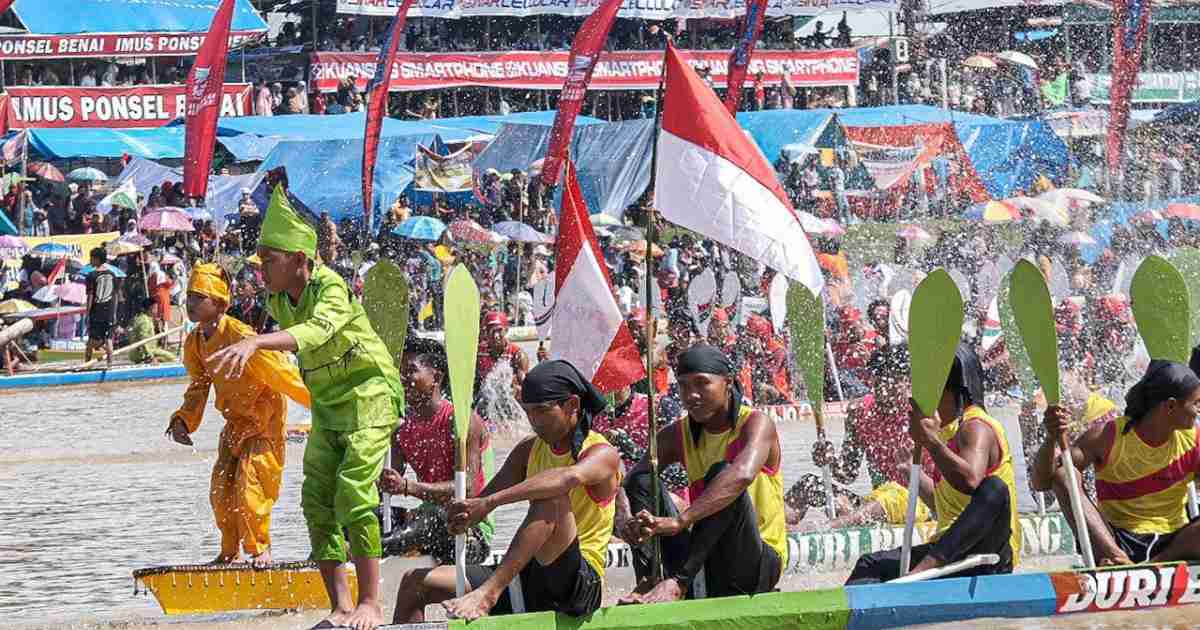 Event Pacu Jalur Taluk Kuantan yang tak pernah absen dalam Kalender Event Pariwisata Riau (foto/Kemenparekraf)