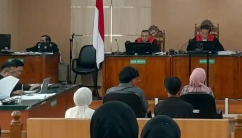 Ajudan hingga pramusaji rumah dinas Gubernur Riau nonaktif Abdul Wahid dihadirkan di sidang (foto/tribun)
