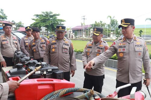 Kapolres Pelalawan, AKBP Afrizal Asri, melakukan gelar dan pemeriksaan peralatan pemadam Karhutla di Halaman Polres Pelalawan. (Foto: Andy Indrayanto)