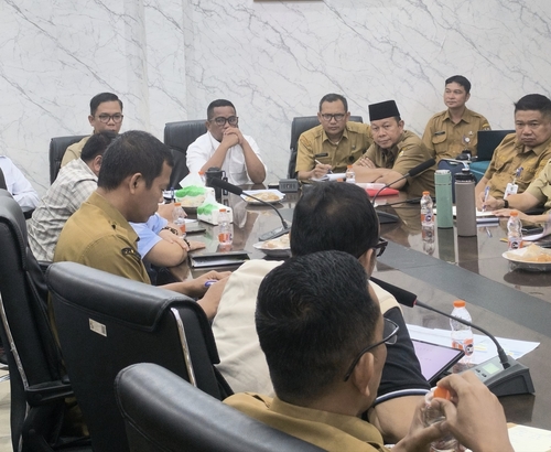 Bupati Pelalawan, Zukri, memimpin langsung rapat kolaborasi penanganan jalan lintas bono. (Foto: Andy Indrayanto)