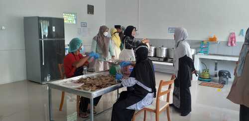 BRI secara aktif mendorong digitalisasi Klaster IK Berkah agar produk kerupuk ikan tamban mereka mampu bersaing di pasar yang lebih kompetitif. (Foto: Sri Wahyuni)