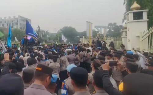 Ratusan mahasiswa geruduk Kantor Gubernur Riau akibat kabut asap belum reda.(foto: tribunpekanbaru.com)