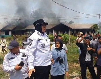 Bupati Siak, Afni Z, turun langsung meredam konflik antara warga dengan perusahaan di wilayah Tumang. (Foto: Diana Sari)