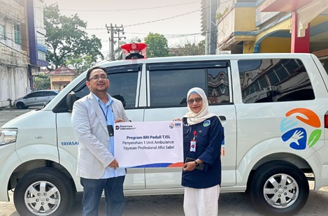 BRI menyerahkan bantuan Ambulans ke Yayasan Profesional Afisi Sabri (foto/yuni)