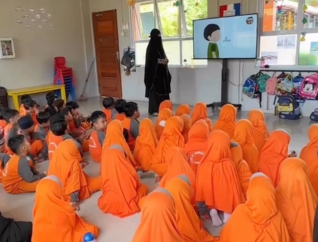 Kegiatan belajar mengajar di Sekolah IT Tunas Ilmu 