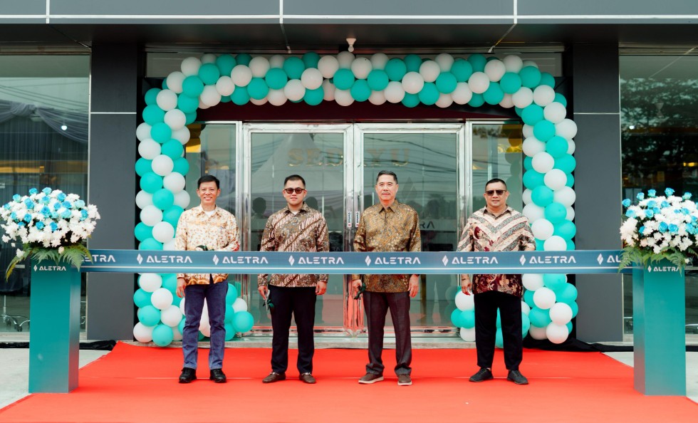 (Kiri-Kanan) Benyamin, Owner Dealer Aletra Pekanbaru PT Sedayu Central Niaga; Steven Wijaya, Dirut PT Sedayu Central Niaga; Andre Jodjana, CEO PT Aletra Mobil Nusantara, dan Reinhard Jacobus, GM PT Aletra Global Mobilindo (foto/ist)
