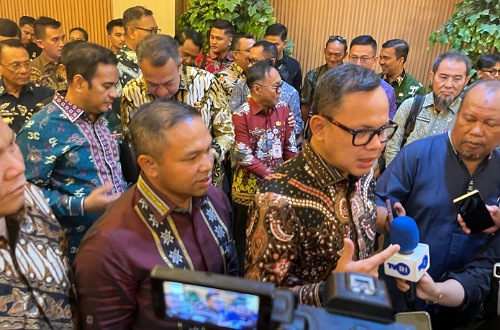 Gubernur Riau, Abdul Wahid usai rapat dengan Wamendagri terkait APBD Riau.(foto: tata/halloriau.com)