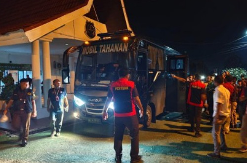 Kejari Pelalawan kembali menahan dua tersangka baru dalam kasus korupsi pupuk subsidi.(foto: int)