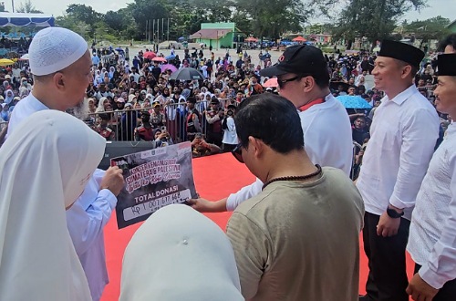 Konser Kemanusiaan dari Dumai untuk Sumatera dan Palestina bersama Band Wali mengumpulkan dana Rp1 miliar lebih.(foto: bambang/halloriau.com)