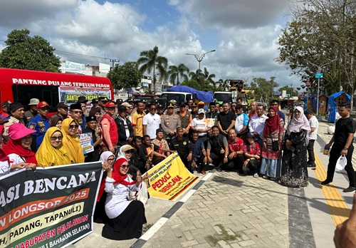 Pemkab Pelalawan melepas tim relawan dan bantuan bencana ke Aceh, Sumut, dan Sumbar (foto/Andy)