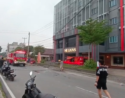 Hotel New Hollywood Pekanbaru terbakar.(foto: dok/halloriau.com)