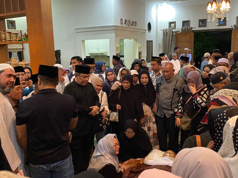 Pj Gubernur Riau, SF Hariyanto melayat ke rumah mantan Bupati Inhil, Indra Muchlis Adnan.(foto: mcr)