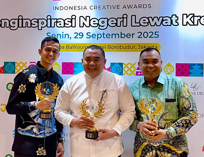 BRK Syariah bersama dua UMKM binaannya, D’Sayur TPI dan Nafeesa Snack, berhasil meraih penghargaan ICA 2025.
