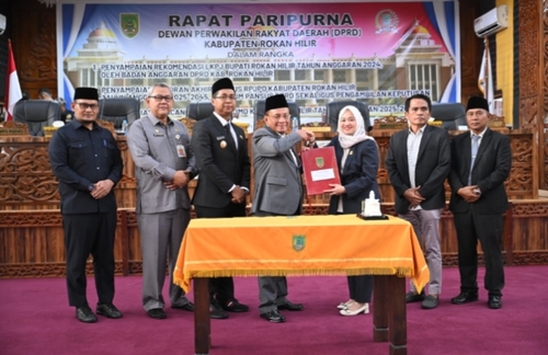 Rapat paripurna DPRD Rohil membahas LKPJ Bupati 2024 dan laporan akhir RPJPD 2025-2045. (Foto: Afrizal)