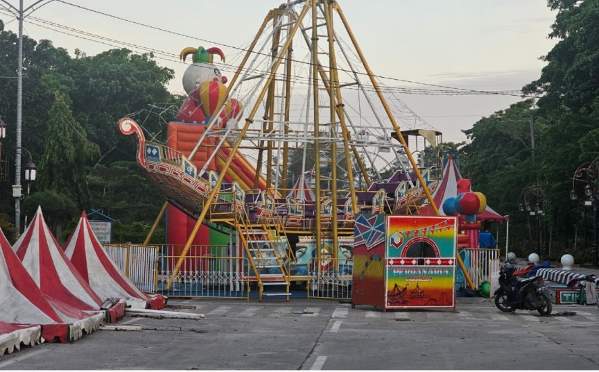 Wahana Pasar Malam yang tutup jalan umum, Jalan HR Subrantas Dumai (foto/ist)